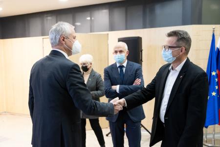 VLADA V PIVKI NASTANITEV MEDVEDJE DRUŽINE - Valter Leban-4032
